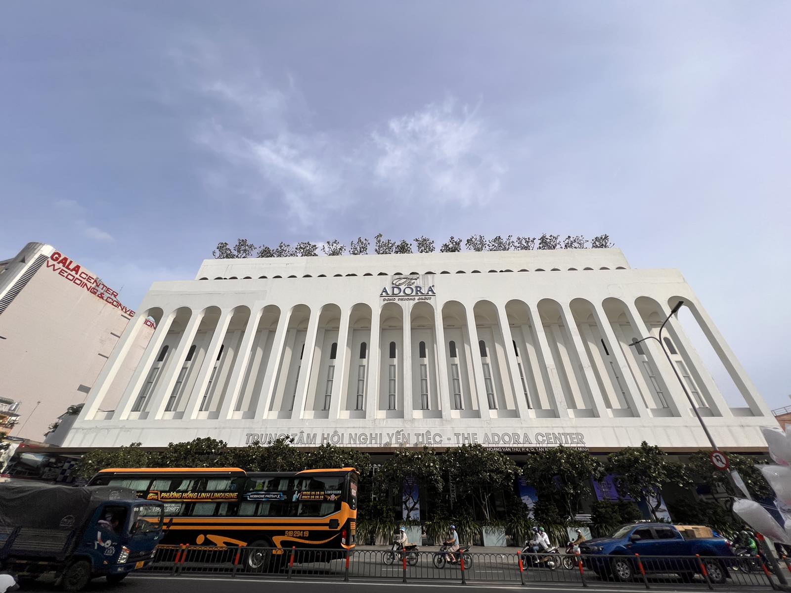 ben-ngoai-trung-tam-hoi-nghi-the-adora-center